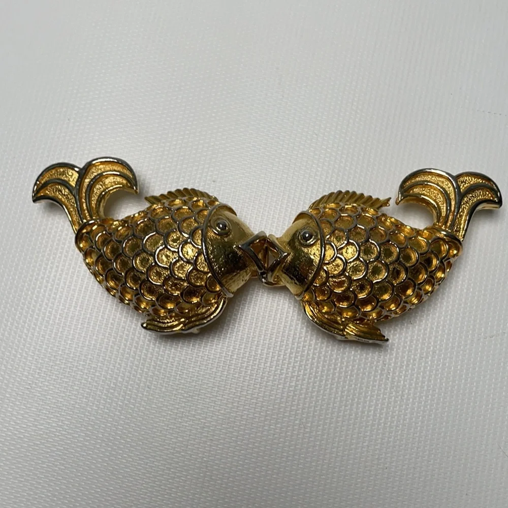 Mimi di N Design vintage kissing fish belt buckle